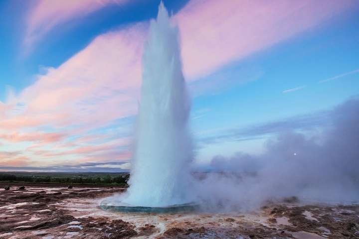 Uitbarsting van de geiser Strokkur