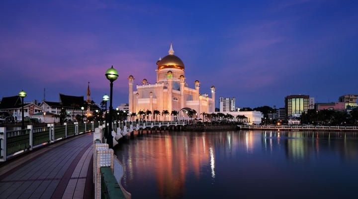 Mooie stad in Brunei tijdens de schemering