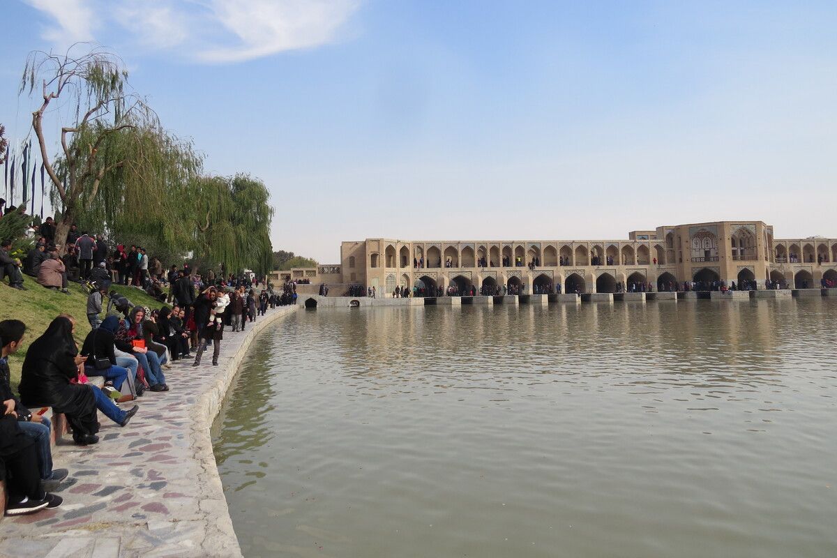 De rivier Zayandeh in Isfahan