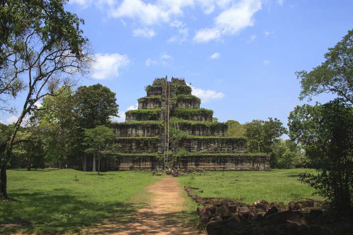 Oude Khmer piramide Koh Kher, Cambodja