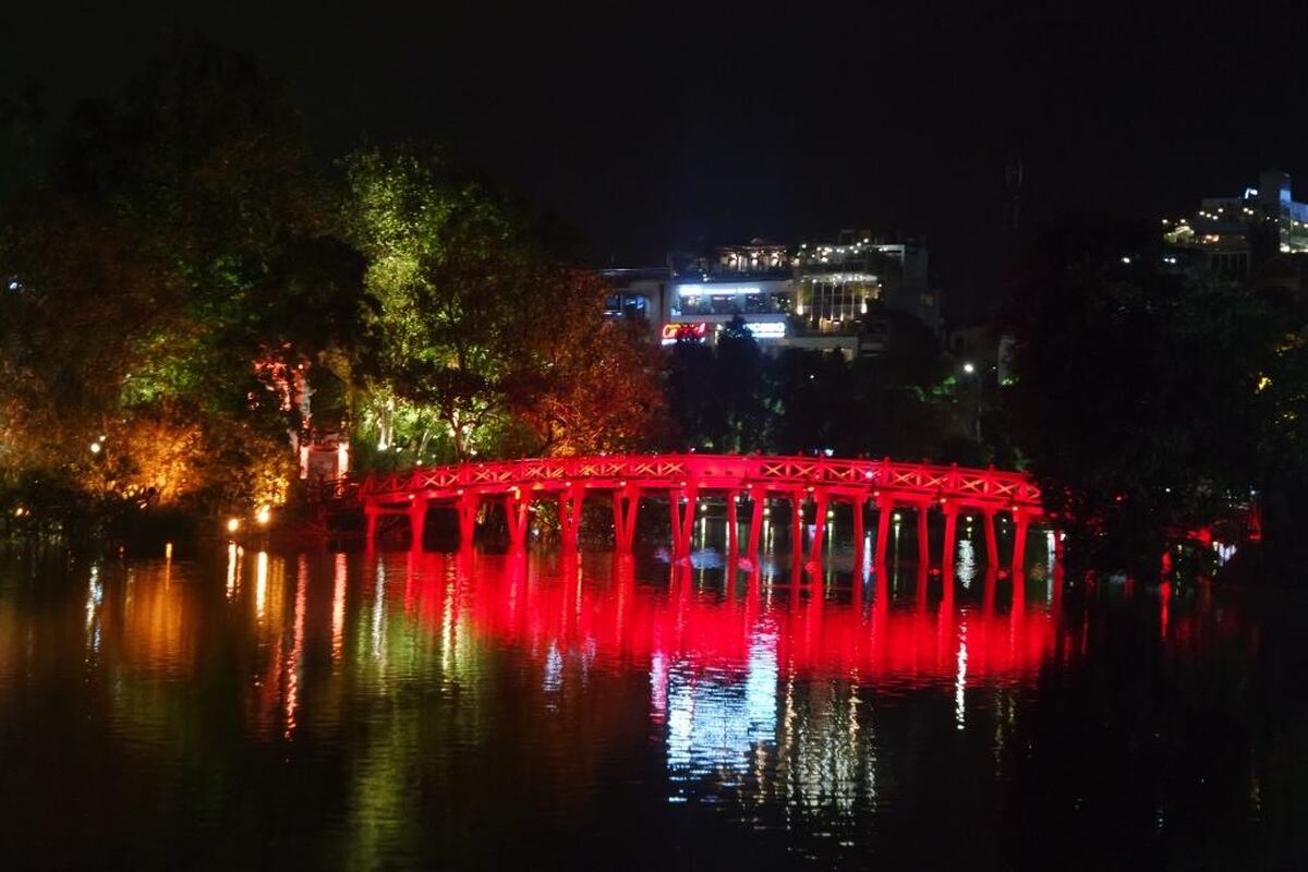 De verlichte Huc Bridge op het Hoan Kiem Lake