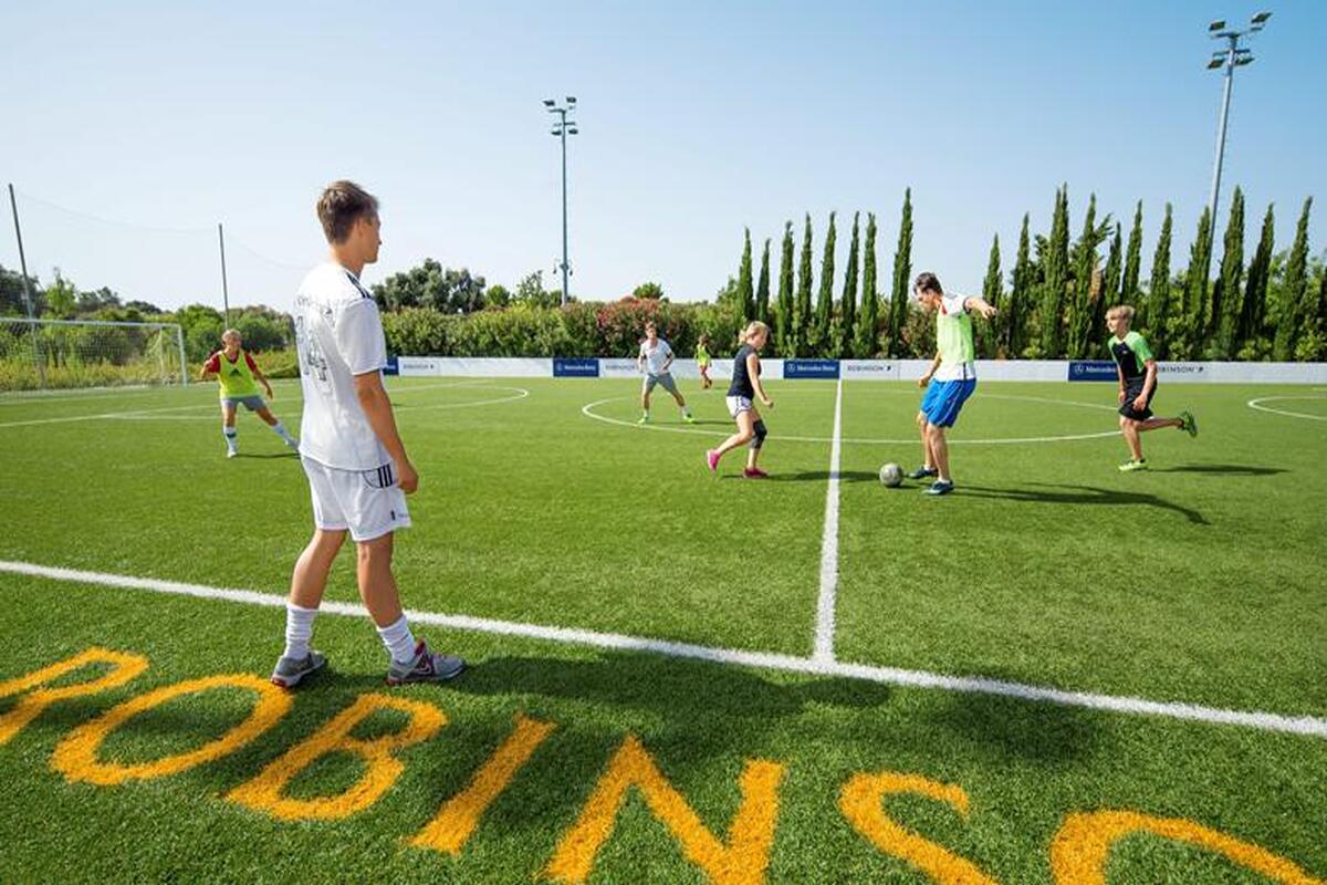 Voetballende kinderen ROBINSON Club Quinta da Ria