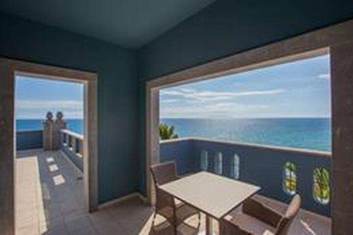 het balkon van '2-persoonskamer, Senior Suite Zeezicht'