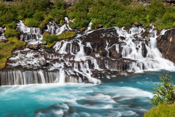 De Hraunfossar waterval in IJsland