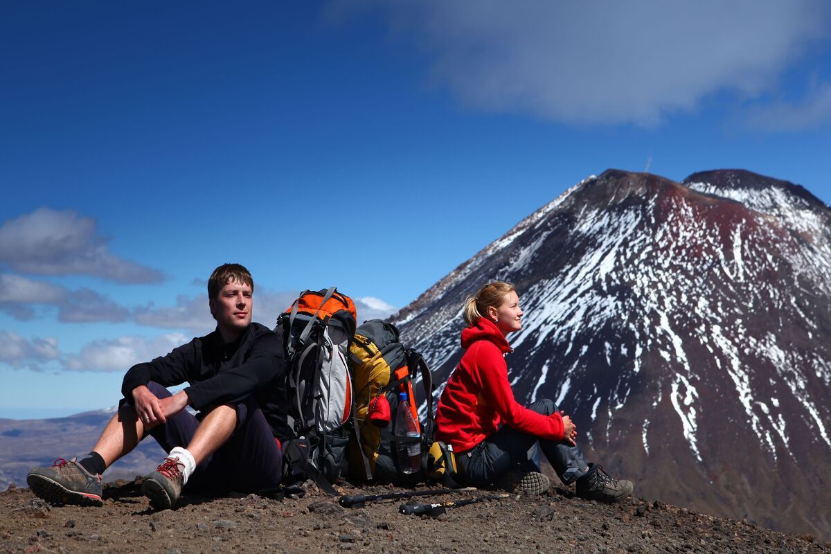 Mensen met rugzak in de bergen van Nieuw-Zeeland