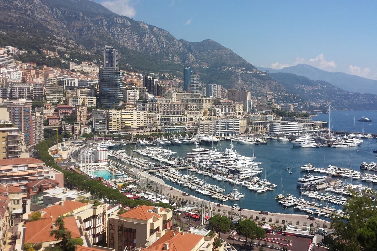 De haven van Monaco met veel luxe jachten