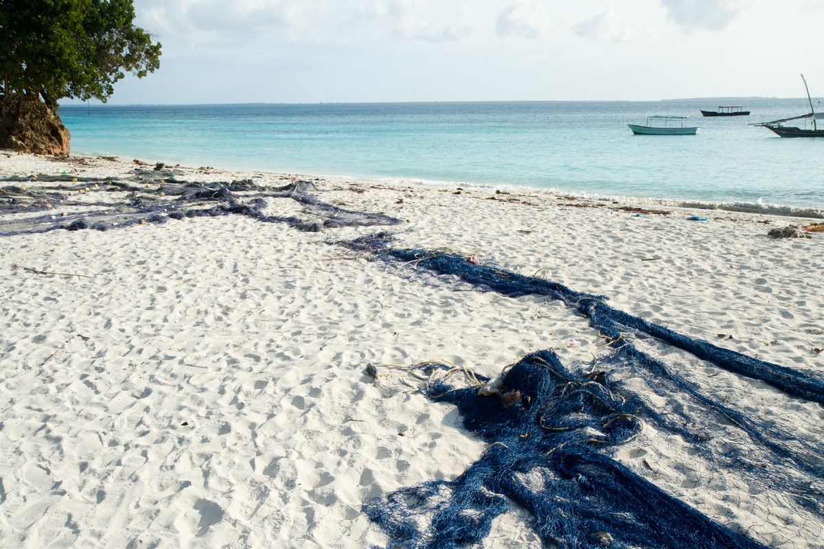 Hagelwitte stranden en een helderblauwe zee op Mnemba Island