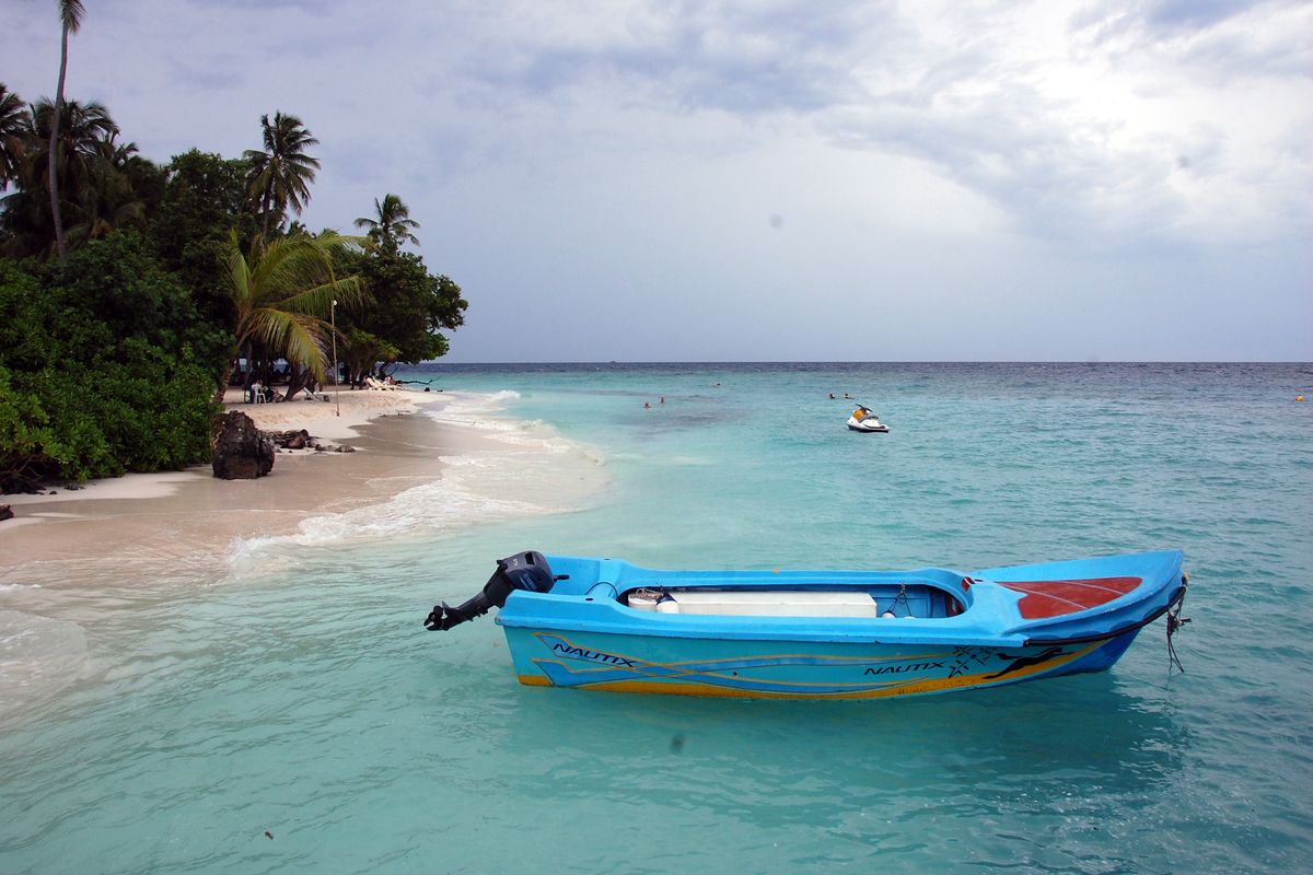 Motorbootje op Bandos op de Malediven