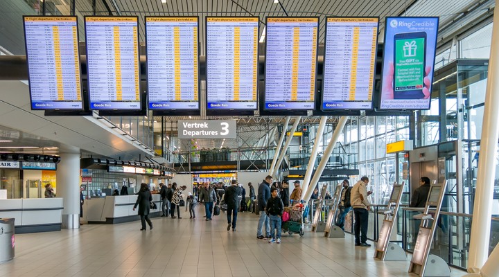 Vertrekborden op Amsterdam Airport Schiphol