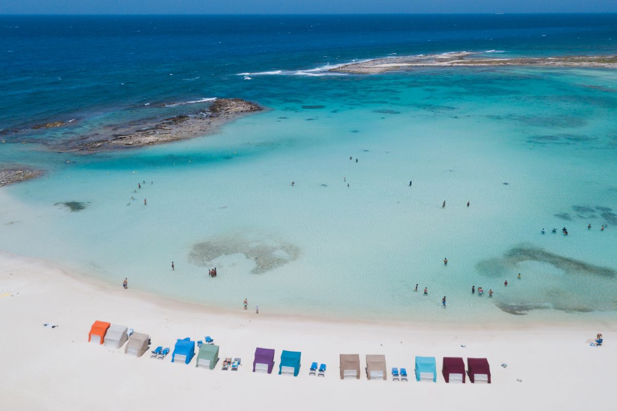 Baby beach met aflopend zandstrand en helder water.. credits Aruba tourism