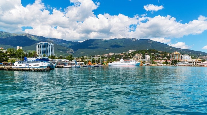 Zwarte Zee en haven in Yalta