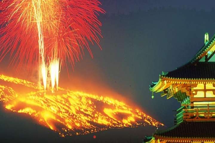 Spectaculair vuurwerk bij het Yamayaki Festival