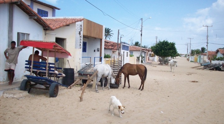 Straatbeeld in vissersdorp Galinhos