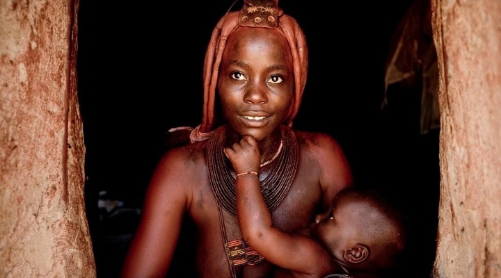 Himba vrouw met kind in Namibi
