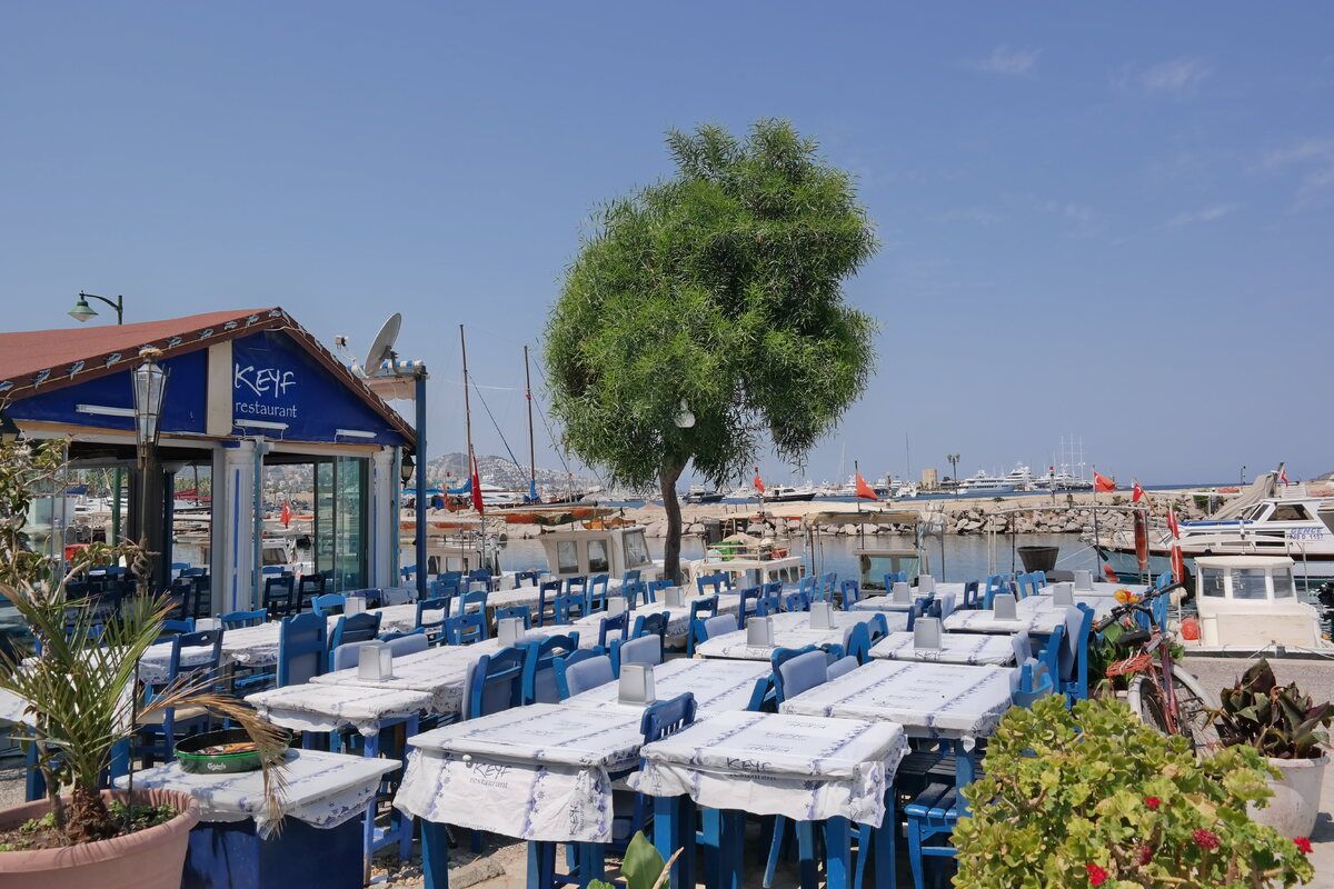 Eten bij de haven van Yalikavak