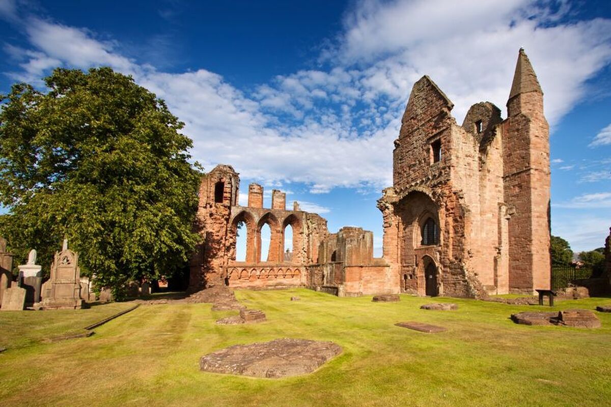 De ruïnes van de Abdij Airbroath Abbey