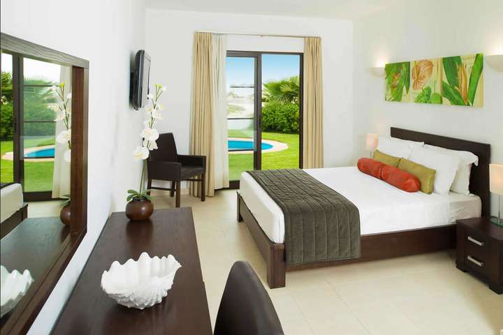 Slaapkamer met queensize bed van 'Villa met vier slaapkamers'