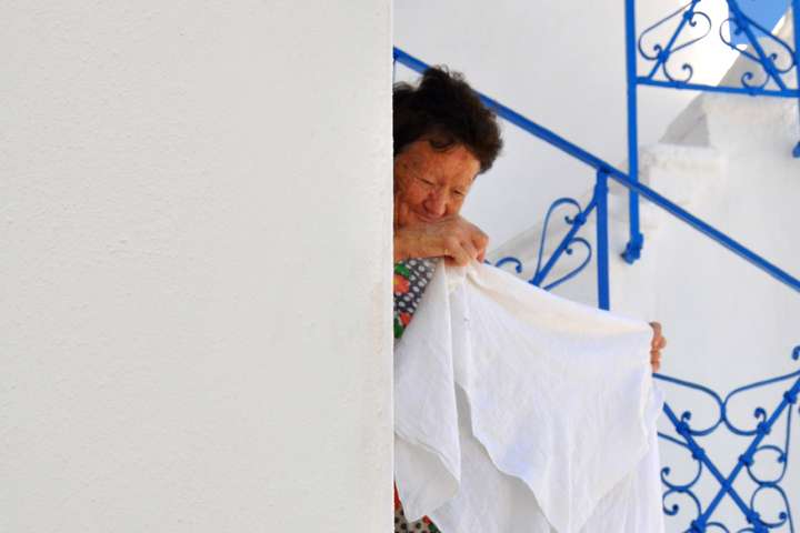 Een Griekse inwoner die de was aan het doen is