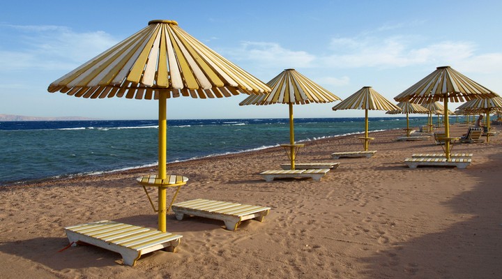 Strand met parasols in Dahab