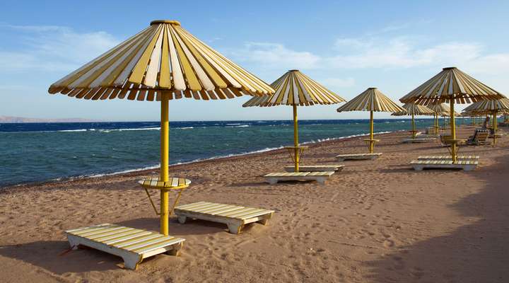 Strand met parasols in Dahab