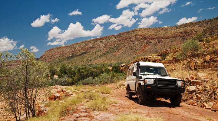 Een auto in de Outback in Australi