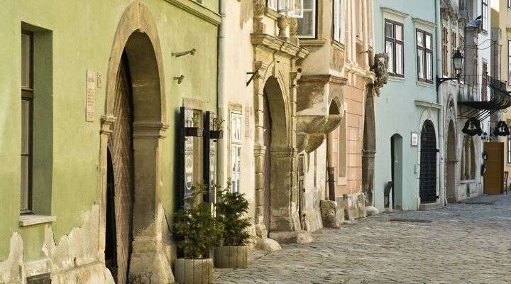 Straatbeeld met kleurrijke gevels in Sopron