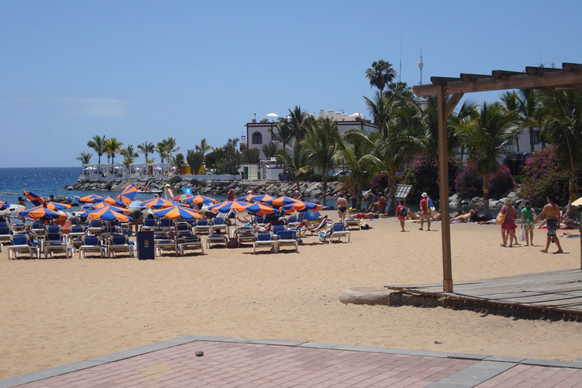 Strand van Gran Canaria met toeristen.