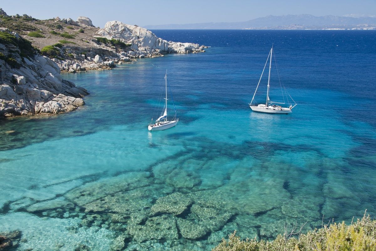 Het helderblauwe zeewater bij Sardinië