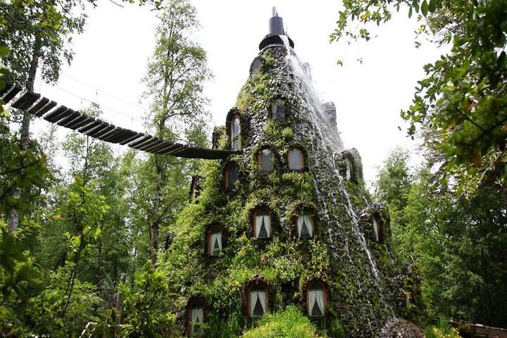 Het hotel La Montaña Mágica Lodge dat zich bevindt in een berg met waterval