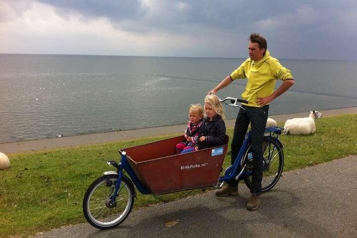 De kinderen in de bakfiets op Terschelling tussen de schapen
