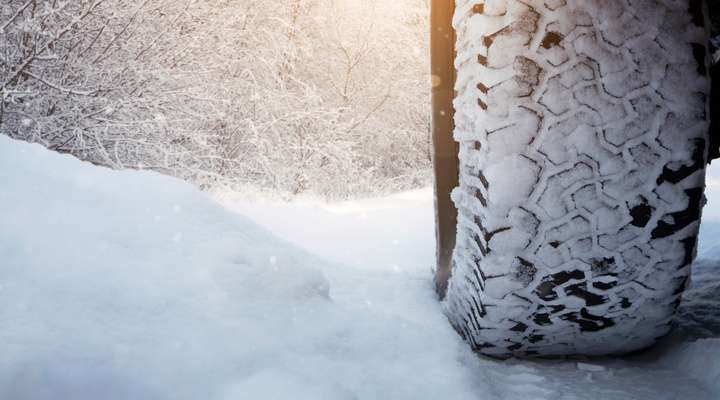 Winterbanden in de sneeuw