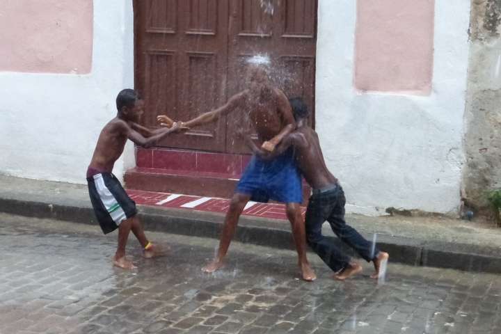 spelende jongens in Cuba