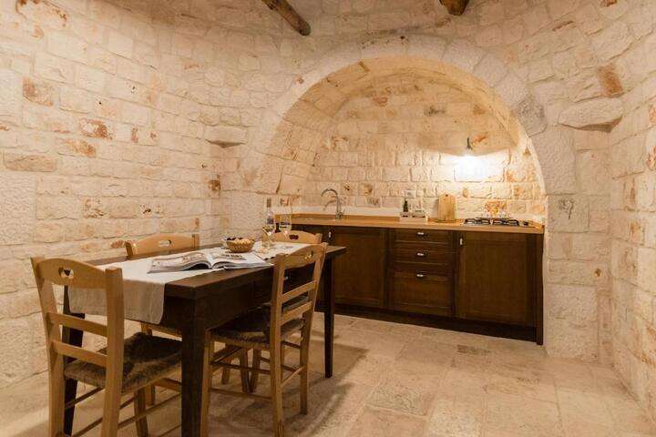 De trulli is ook voorzien van een keukentje