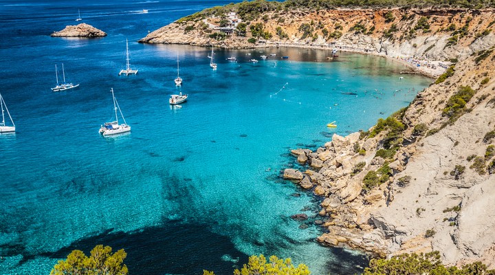 Een van de prachtige baaien op Ibiza