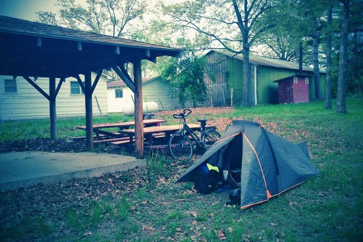 Overnachten met tent tijdens fietstocht