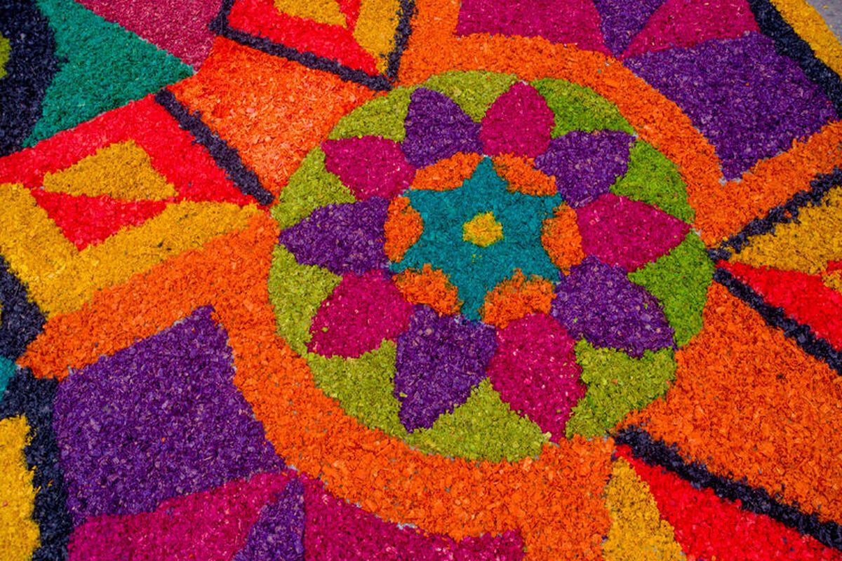 Een bloementapijt tijdens Alfombras