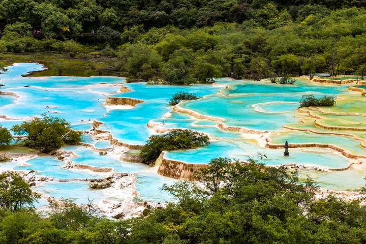 Helderblauwe waterpoelen in Huanglong Nationaal Park