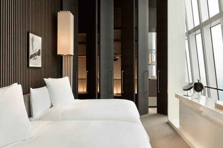 Een van de kamers in het hoge hotel