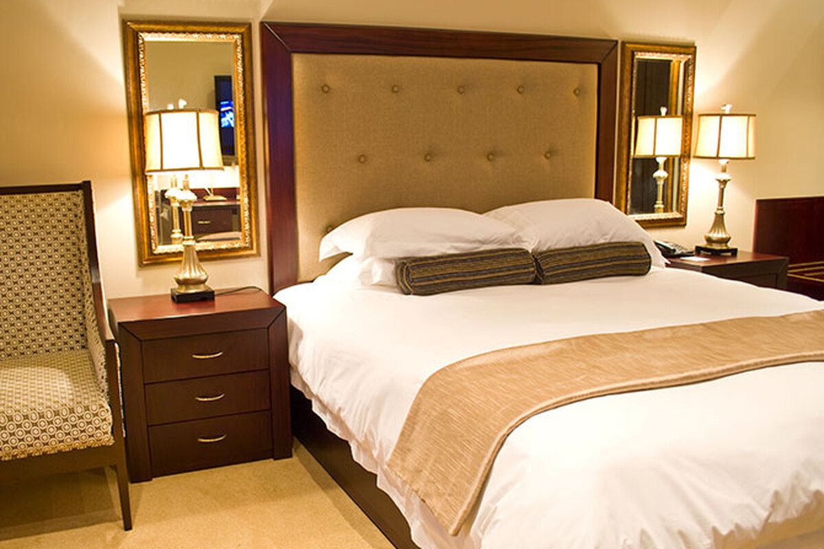 Comfortabele bedden in de luxe kamer