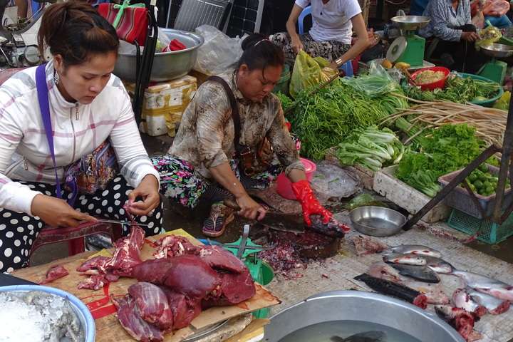 Vrouwen die eten aan het bereiden zijn op de Kratie Market