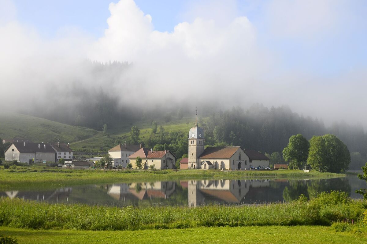 Abbaye in de mist in de Jura