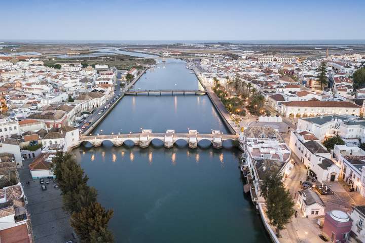 De Gilão rivier met de Romeinse brug in Tavira