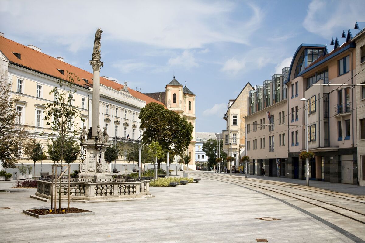 Plein met standbeeld in Bratislava