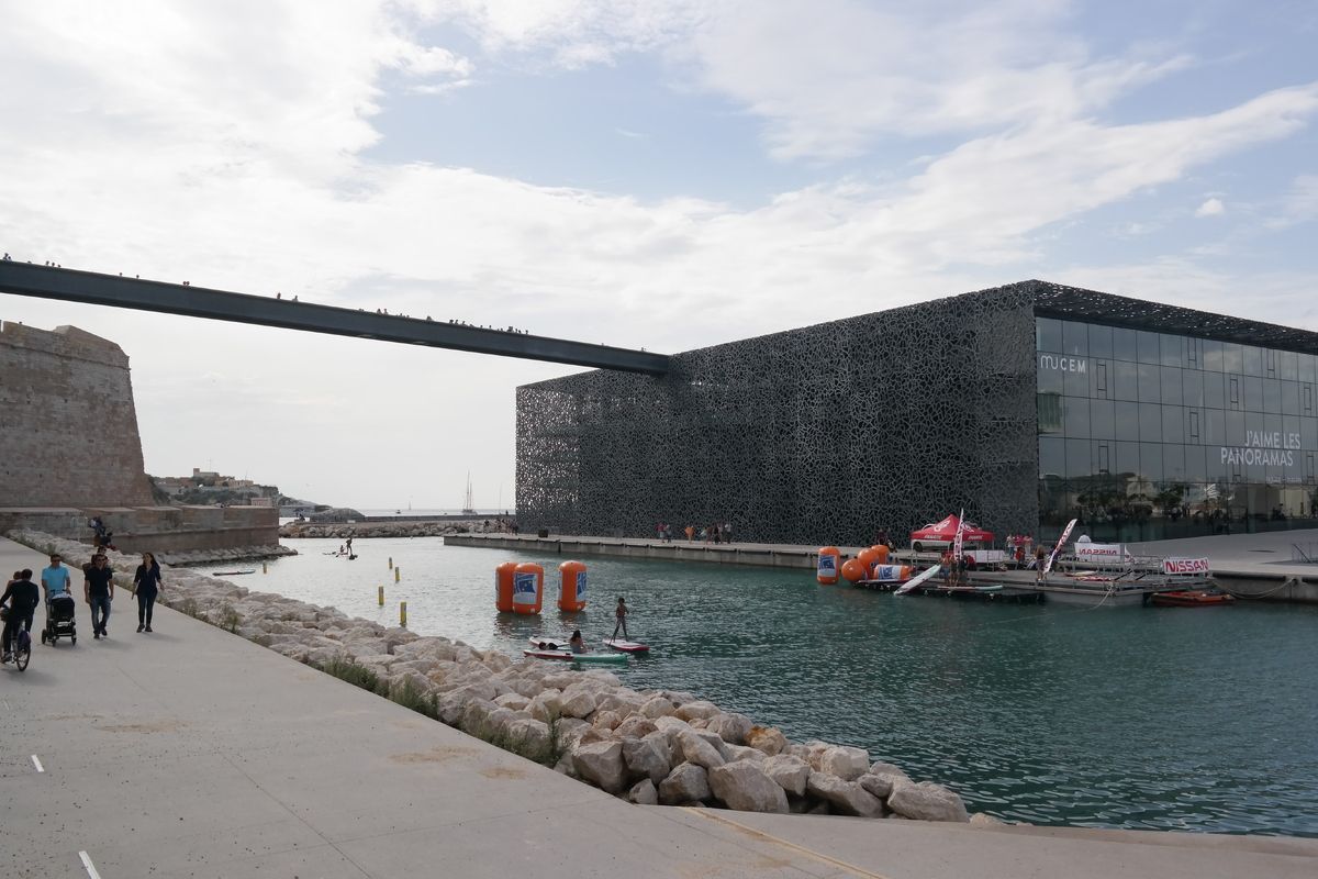 Kinderen spelen in het water bij MuCEM