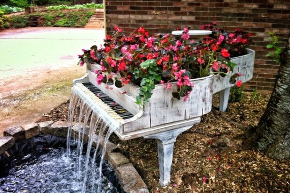 Fontein van een kapotte piano