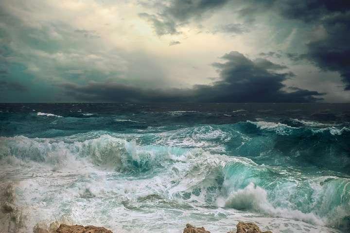 Een onrustige zee door een orkaan