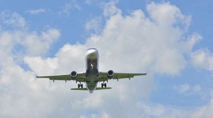 Vliegtuig in de lucht, luchthaven Helsinki