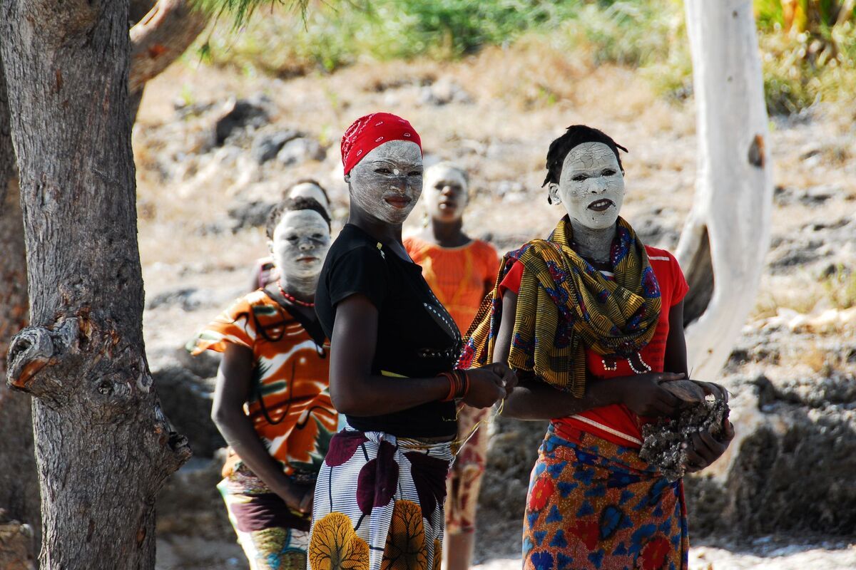 Makua vrouwen met wit masker