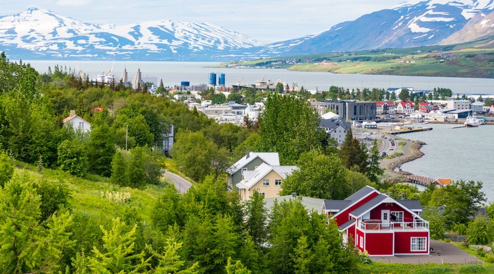 Akureyri, gelegen aan het Eyjafjrour fjord