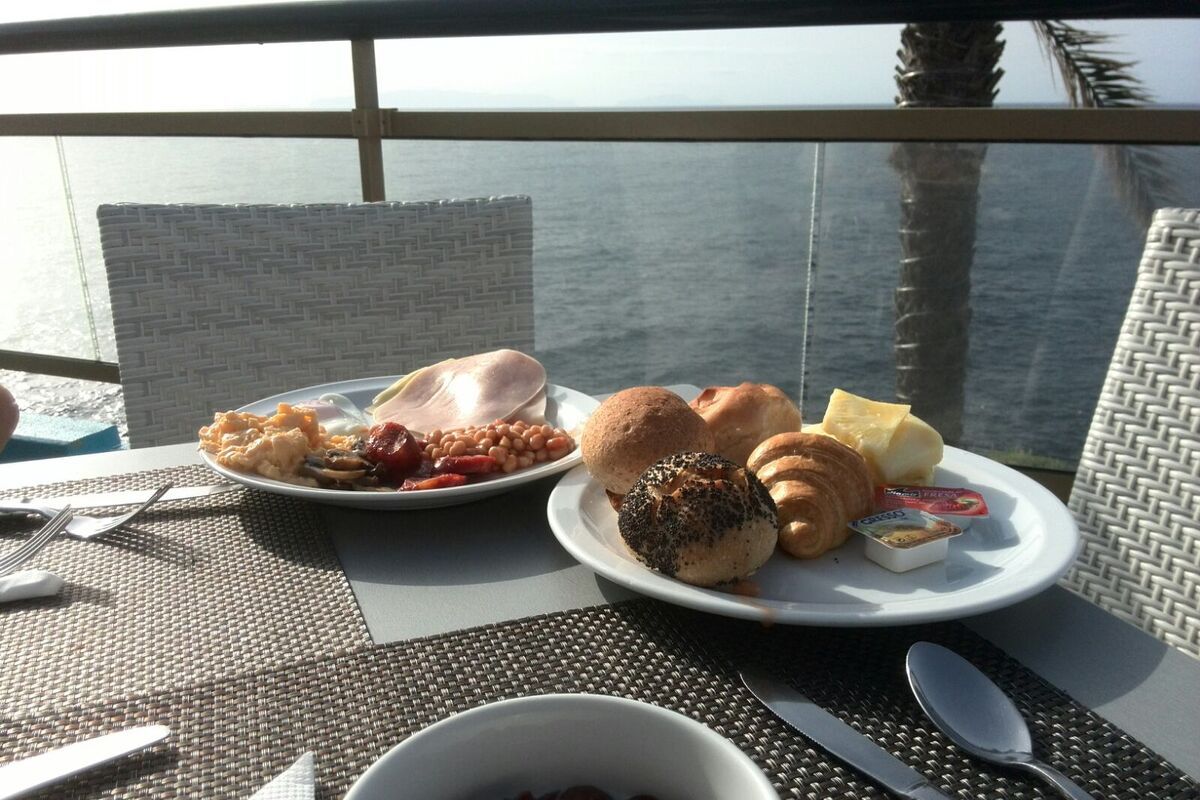 Een heerlijk ontbijt in hotel Rocamar in Cani&ccedil;o de Baixo